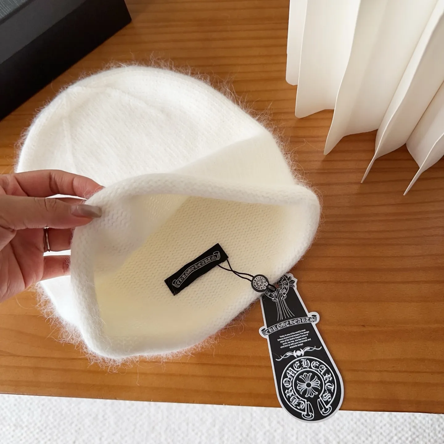 💰50 Crow Heart Autumn and Winter Wool Knitted Beanie This must be a favorite of minimalism. It is clean, neat, fashionable and versatile, and will definitely not be picky about your face shape! A fashionable classic that lasts forever! Fashionable black and white can be purchased together!